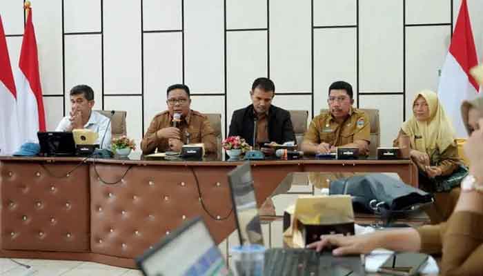 Solok Selatan Evaluasi Aplikasi SIMSALABIM, Data Sosial dan Kesehatan Jadi Perhatian 1 Rapat evaluasi aplikasi SIMSALABIM di Ruang Rapat Kantor Bupati Solok Selatan