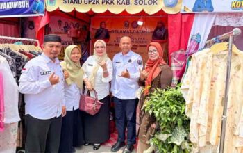 Kepala Diskominfo Kunjungi Stand UP2K Kabupaten Solok di Jambore PKK Tingkat Sumbar 4 Kepala Diskominfo Susi Sofianti Saidani kunjungi Stand UP2K Kabupaten Solok dalam Jambore PKK Tingkat Sumbar di Kota Bukittinggi