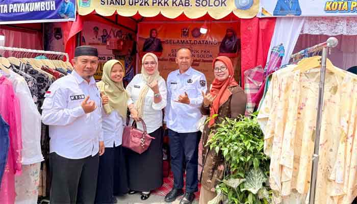 Kepala Diskominfo Susi Sofianti Saidani kunjungi Stand UP2K Kabupaten Solok dalam Jambore PKK Tingkat Sumbar di Kota Bukittinggi