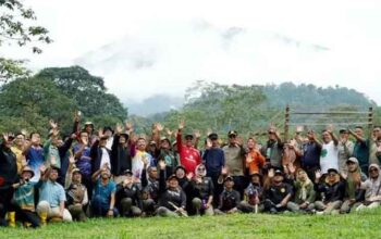 Siapkan Destinasi 7K Fun Trail Run, Bupati dan Wabup Solok Selatan Kembali Tinjau Jalur Pendakian Gunung Kerinci 3 Bupati Solok Selatan, Khairunas dan Wabup Yulian Efi tinjau Jalur Pendakian Gunung Kerinci
