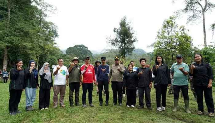 Siapkan Destinasi 7K Fun Trail Run, Bupati dan Wabup Solok Selatan Kembali Tinjau Jalur Pendakian Gunung Kerinci 4 Bupati Solok Selatan, Khairunas dan Wabup Yulian Efi tinjau Jalur Pendakian Gunung Kerinci