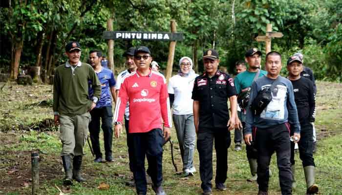 Siapkan Destinasi 7K Fun Trail Run, Bupati dan Wabup Solok Selatan Kembali Tinjau Jalur Pendakian Gunung Kerinci 2 Bupati Solok Selatan, Khairunas dan Wabup Yulian Efi tinjau Jalur Pendakian Gunung Kerinci