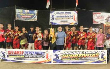 BRC Balai Rejo dan Belak Raih Juara Pertama Turnamen Bola Voli Semi Open Antar RW Cup V di Bintan 7 Sekda Bintan, Ronny Kartika foto bersama usai penyerahan hadiah Turnamen Voli Semi Open Antar RW Cup V Desa Sebong Lagoi, Kecamatan Teluk Sebong