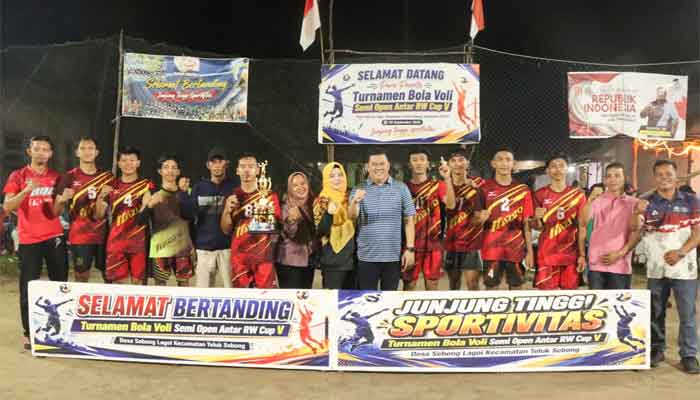 BRC Balai Rejo dan Belak Raih Juara Pertama Turnamen Bola Voli Semi Open Antar RW Cup V di Bintan 1 Sekda Bintan, Ronny Kartika foto bersama usai penyerahan hadiah Turnamen Voli Semi Open Antar RW Cup V Desa Sebong Lagoi, Kecamatan Teluk Sebong