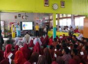 UNP Bersama Kyoto dan Kansai University Jepang Edukasi Siswa SD di Padang tentang Mitigasi Gempa dan Tsunami 9 Mahasiswa dari Jepang yang tergabung program Kyoto & Kansai University Disaster Prevention School (KIDS) saat mempresentasikan mitigasi gempa dan tsunami kepada Siswa SDN 18 dan SDN 19 Kota Padang