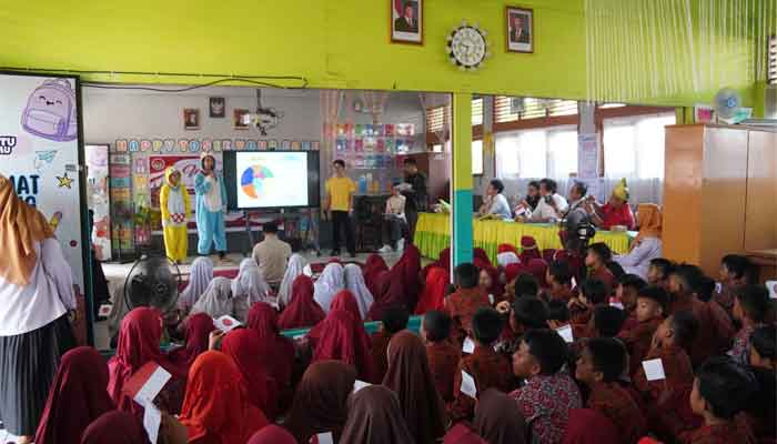 Mahasiswa dari Jepang yang tergabung program Kyoto & Kansai University Disaster Prevention School (KIDS) saat mempresentasikan mitigasi gempa dan tsunami kepada Siswa SDN 18 dan SDN 19 Kota Padang
