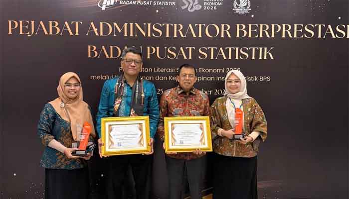 Prof. Ganefri, Ph.D (kedua dari kanan) usai mewakili UNP menerima Penghargaan Pojok Statistik Terbaik II Tingkat Nasional.