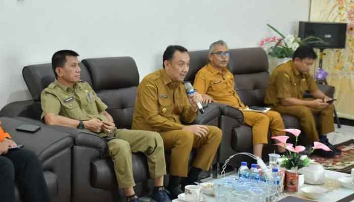 Tim Satgas Nasional Monev Percepatan Rehabilitasi Pascabencana di Agam 2 Wakil Bupati Agam, Muhammad Iqbal berikan sambutan atas kedatangan Satgas Percepatan Rehabilitasi dan Rekonstruksi Pascabencana Provinsi Aceh, Sumatera Utara, dan Sumatera Barat