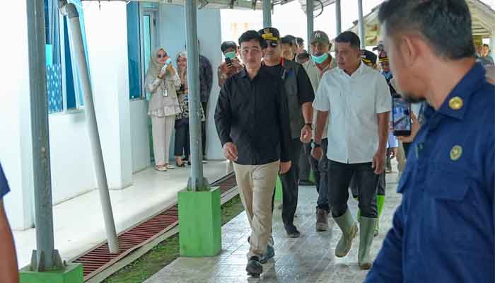 Wapres Gibran Jenguk Korban Banjir Bandang di RSUD Arosuka Solok 2 Wapres Gibran Rakabuming Raka jenguk korban banjir bandang di RSUD Arosuka, Kabupaten Solok
