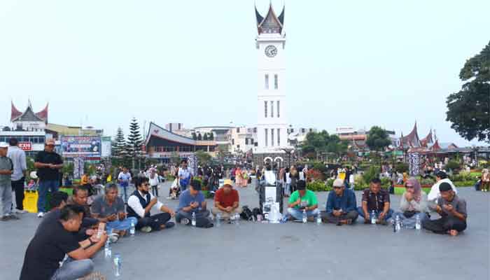 Wartawan Bukittinggi Gelar Doa Bersama untuk 5 Jurnalis yang Hilang Saat Meliput Erupsi Gunung Anak Krakatau 1 Wartawan Bukittinggi Gelar Doa Bersama untuk 5 Jurnalis yang Hilang Saat Meliput Erupsi Gunung Anak Krakatau