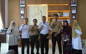Wawako Payakumbuh Lepas 2 Pelajar SMA Raudhatul Jannah Berlaga di OPSI Nasional 7 Wakil Wali Kota Payakumbuh, Elzadaswarman menerima kunjungan silaturahmi dua pelajar SMA Raudhatul Jannah di ruang kerjanya