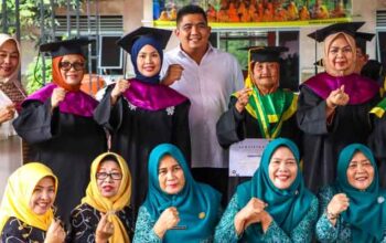 Wisuda 37 Lansia Rumah Bahagia Bintan, Ini Kata Bupati Roby Kurniawan 3 Bupati Roby Kurniawan hadiri wisuda 37 Lansia Rumah Bahagia Bintan di Kelurahan Kawal, Kecamatan Gunung Kijang