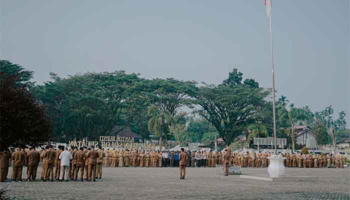 Persiapan APBD 2027, Bupati Solok Selatan Ingatkan OPD Perkuat Pengawasan Kegiatan 1 Bupati Solok Selatan, H. Khairunas dalam Apel Gabungan ASN