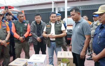 Wali Kota Bukittinggi, Ramlan Nurmatias didampingi beberapa Kepala SKPD salurkan bantuan di lokasi bencana banjir bandang Kabupaten Solok