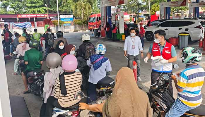 Pertamina Patra Niaga Regional Sumbagut Salurkan Bantuan Penanggulangan Kabut Asap bagi Warga Kota Padang