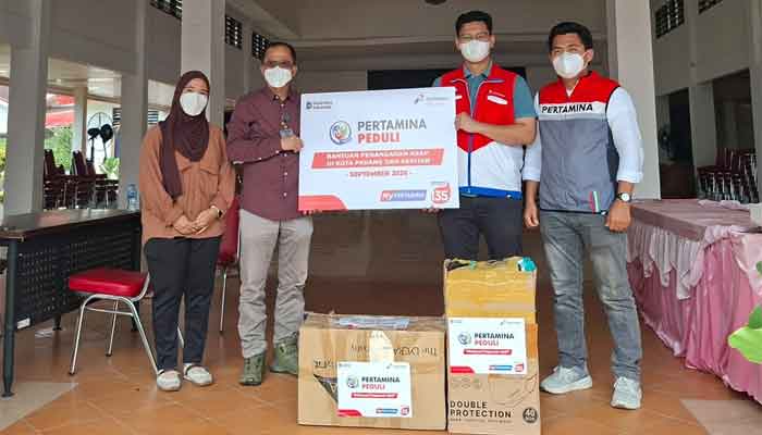 Pertamina Patra Niaga Regional Sumbagut Salurkan Bantuan Penanggulangan Kabut Asap bagi Warga Kota Padang