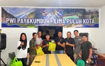 Aspon Dedi Terpilih Lagi Sebagai Ketua PWI Paliko, Boy Sandi: Selamat Uda Popon! 8 Anggota Fraksi Golkar Bintang Pembangunan DPRD Payakumbuh, Boy Sandi (kanan), saat menyambangi Kantor PWI Payakumbuh-Limapuluh Kota