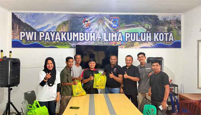 Aspon Dedi Terpilih Lagi Sebagai Ketua PWI Paliko, Boy Sandi: Selamat Uda Popon! 1 Anggota Fraksi Golkar Bintang Pembangunan DPRD Payakumbuh, Boy Sandi (kanan), saat menyambangi Kantor PWI Payakumbuh-Limapuluh Kota
