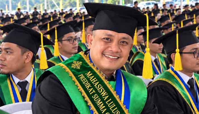 Anggota DPRD Tanjungpinang, Dasril menjadi salah seorang Lulusan Terbaik Wisudawan Magister Ilmu Lingkungan UMRAH Dompak