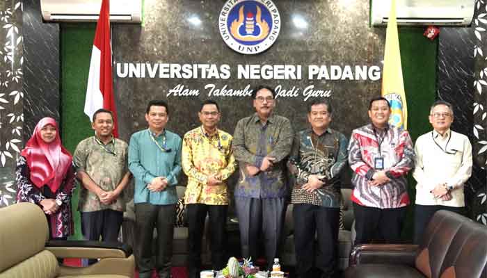Ada Migran Center, KemenP2MI Dorong Lulusan UNP Cari Kerja ke Luar Negeri 1 Dirjen Peluang Kerja Luar Negeri KemenP2MI, Dwi Setiawan Susanto dan Dirjen Penempatan KemenP2MI, Ahnas saat mengunjungi UNP