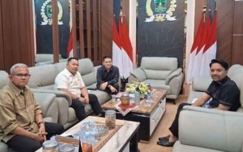 Kawal Perubahan Perda Pendidikan Sumbar, Fraksi Partai Golkar Dorong Penguatan Beasiswa, BOSDA dan Muatan Lokal 3 Ketua Fraksi Partai Golkar DPRD Sumbar, Yogi Pratama berdiskusi bersama Wakil Ketua DPRD, M. Iqra Chissa Putra