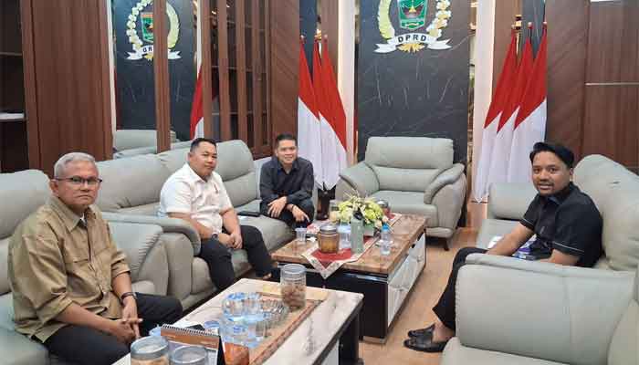 Ketua Fraksi Partai Golkar DPRD Sumbar, Yogi Pratama berdiskusi bersama Wakil Ketua DPRD, M. Iqra Chissa Putra