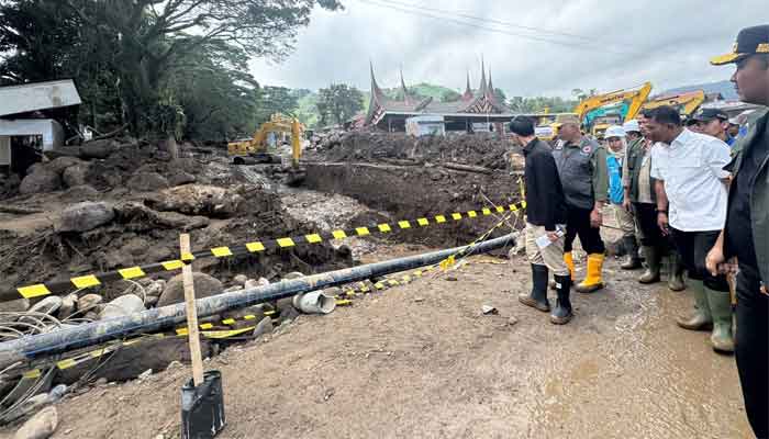 Wapres Dorong Percepatan Perbaikan Akses dan Layanan Publik Terdampak Banjir Bandang di Solok 1 Wapres Gibran Rakabuming Raka tinjau sejumlah infrastrukur terdampak banjir bandang di Kabupaten Solok