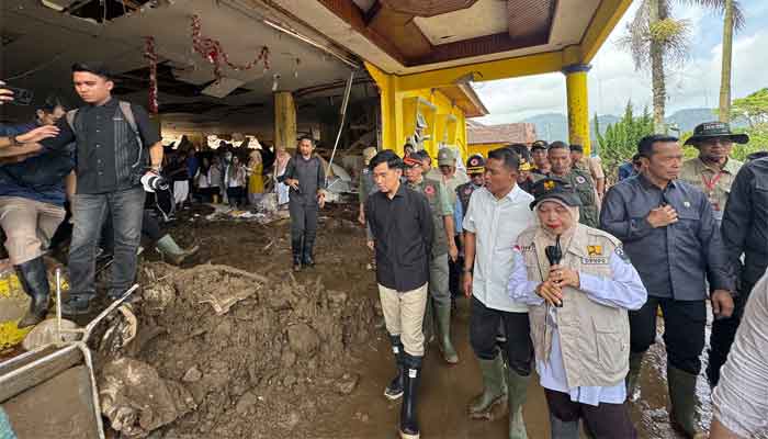 Wapres Dorong Percepatan Perbaikan Akses dan Layanan Publik Terdampak Banjir Bandang di Solok 2 Wapres Gibran Rakabuming Raka tinjau sejumlah infrastrukur terdampak banjir bandang di Kabupaten Solok