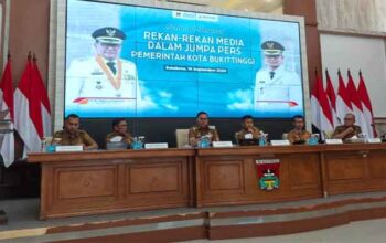 Pemko Bukittinggi Berikan Klarifikasi Terkait Pengelolaan TMSBK 5 Wali Kota Bukittinggi, Ramlan Nurmatias dalam jumpa pers terkait pengelolaan TMSBK