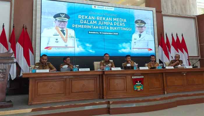 Pemko Bukittinggi Berikan Klarifikasi Terkait Pengelolaan TMSBK 1 Wali Kota Bukittinggi, Ramlan Nurmatias dalam jumpa pers terkait pengelolaan TMSBK