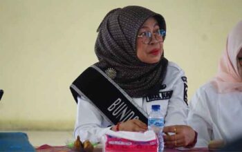 Wabup Dharmasraya Pimpin Apel Gabungan Pegawai di Sungai Rumbai 5 Wakil Bupati Dharmasraya, Hj. Leli Arni saat memimpin apel gabungan di Sungai Rumbai