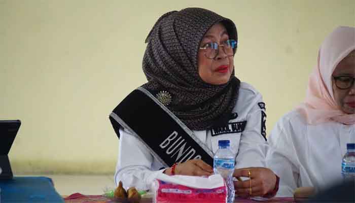 Wakil Bupati Dharmasraya, Hj. Leli Arni saat memimpin apel gabungan di Sungai Rumbai