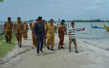 Gubernur Sumbar Dorong Penyelesaian Dermaga Pengaman untuk Nelayan Tiku 6 Gubernur Sumbar, Mahyeldi Ansharullah meninjau kondisi pantai Pasir Tiku, Nagari Tiku Selatan, Kecamatan Tanjung Mutiara, Kabupaten Agam