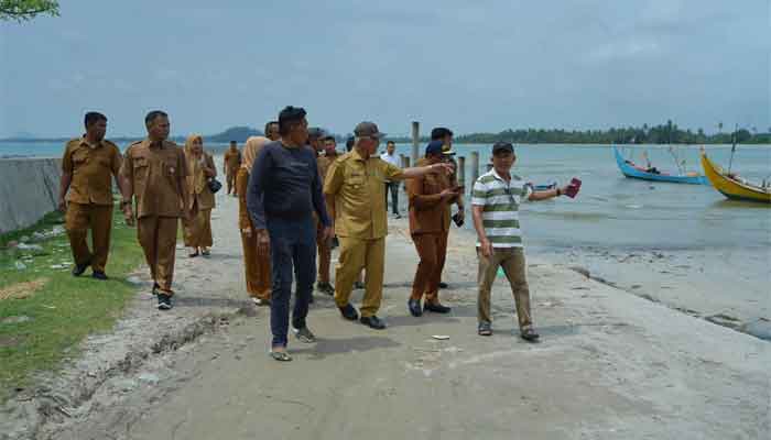 Gubernur Sumbar, Mahyeldi Ansharullah meninjau kondisi pantai Pasir Tiku, Nagari Tiku Selatan, Kecamatan Tanjung Mutiara, Kabupaten Agam