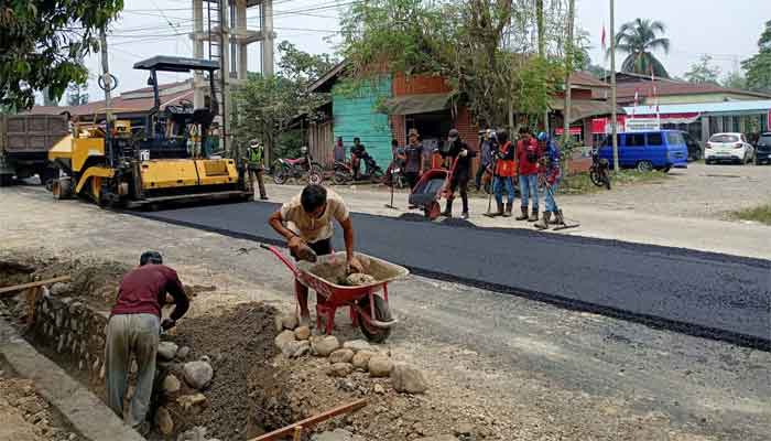 Pengaspalan Rampung, Jalan Koridor Eks RSUD Sungai Dareh Direncanakan Jadi 2 Jalur 1 Pengaspalan Jalan Koridor Eks RSUD Sungai Dareh