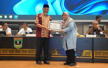 Perangkat Daerah Peraih Predikat A Terima Penghargaan dalam Evaluasi SAKIP Sumbar 5 Gubernur Sumbar, Mahyeldi serahkan penghargaan kepada Perangkat Daerah Peraih Predikat A dalam Evaluasi SAKIP