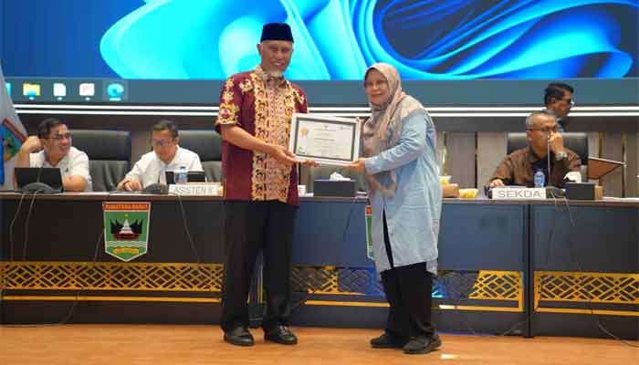 Perangkat Daerah Peraih Predikat A Terima Penghargaan dalam Evaluasi SAKIP Sumbar 1 Gubernur Sumbar, Mahyeldi serahkan penghargaan kepada Perangkat Daerah Peraih Predikat A dalam Evaluasi SAKIP