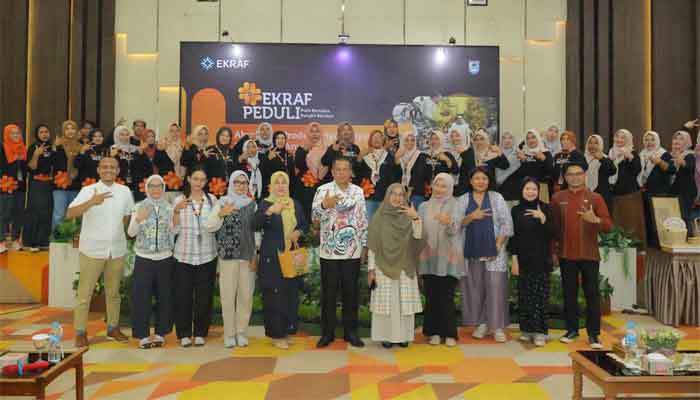 Pemko Payakumbuh dan Kemenekraf Siapkan Kriya Lokal Tembus Pasar Global 1 Penutupan kegiatan Kriyasi Sulam dan Anyam Sesi 2 di Ballroom Hotel Mangkuto Syariah Payakumbuh