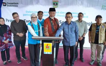 Berkat TJSL PLN, Pompa Tenaga Surya Kini Alirkan Air ke 400 Hektare Sawah Tanjung Barulak Tanah Datar 5 Gubernur Sumbar, Mahyeldi saat peresmian pompanisasi irigasi berbasis tenaga surya di Nagari Tanjung Barulak, Kabupaten Tanah Datar