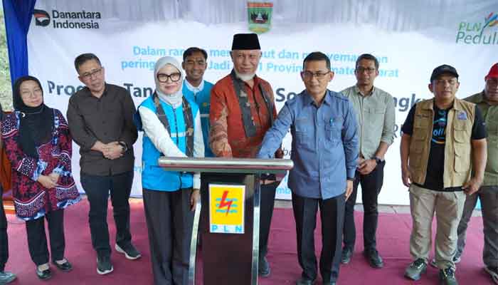 Berkat TJSL PLN, Pompa Tenaga Surya Kini Alirkan Air ke 400 Hektare Sawah Tanjung Barulak Tanah Datar 1 Gubernur Sumbar, Mahyeldi saat peresmian pompanisasi irigasi berbasis tenaga surya di Nagari Tanjung Barulak, Kabupaten Tanah Datar