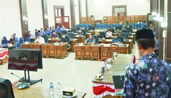 Wakil Bupati Yulian Efi sampaikan jawaban terhadap pandangan umum fraksi-fraksi DPRD atas Nota Pengantar Rancangan APBD Kabupaten Solok Selatan Tahun Anggaran 2027