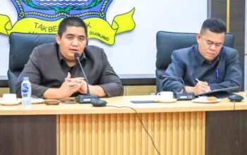 Antisipasi Dampak Kabut Asap, Bupati Bintan Instruksikan Sekolah Libur 3 Hari 3 Bupati Roby Kurniawan memimpin rapat koordinasi bersama seluruh instansi terkait untuk membahas langkah pencegahan dan penanganan kabut asap di Kabupaten Bintan