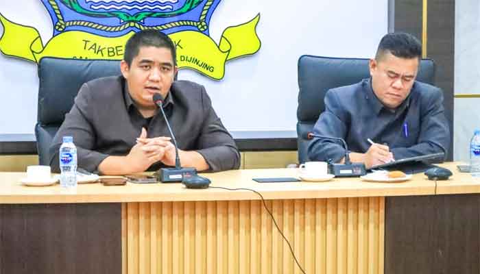 Antisipasi Dampak Kabut Asap, Bupati Bintan Instruksikan Sekolah Libur 3 Hari 1 Bupati Roby Kurniawan memimpin rapat koordinasi bersama seluruh instansi terkait untuk membahas langkah pencegahan dan penanganan kabut asap di Kabupaten Bintan