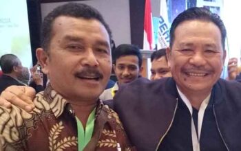 Setia Budi, SH (kiri) bersama Ketum PERADI