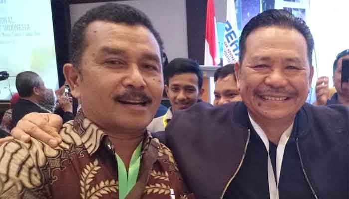 Setia Budi, SH (kiri) bersama Ketum PERADI