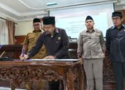 Pemko dan DPRD Bukittinggi Tandatangani Nota Kesepakatan Bersama KUA PPAS APBD 2027 9 Penandatanganan Nota kesepakatan KUA PPAS APBD 2027 oleh Ketua DPRD Bukittinggi, Syaiful Efendi.