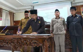 Pemko dan DPRD Bukittinggi Tandatangani Nota Kesepakatan Bersama KUA PPAS APBD 2027 5 Penandatanganan Nota kesepakatan KUA PPAS APBD 2027 oleh Ketua DPRD Bukittinggi, Syaiful Efendi.