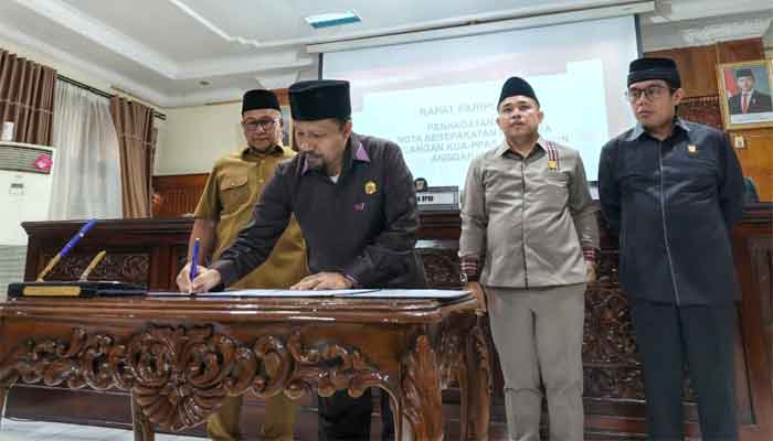 Pemko dan DPRD Bukittinggi Tandatangani Nota Kesepakatan Bersama KUA PPAS APBD 2027 1 Penandatanganan Nota kesepakatan KUA PPAS APBD 2027 oleh Ketua DPRD Bukittinggi, Syaiful Efendi.