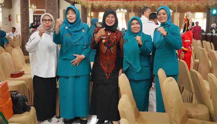 Wakil Bupati Dharmasraya, Leli Arni, menghadiri pembukaan Wirakarya Jambore Kader PKK ke-XXII dan HKG PKK ke-54 Tingkat Provinsi Sumatera Barat di Aula Istana Bung Hatta, Kota Bukittinggi