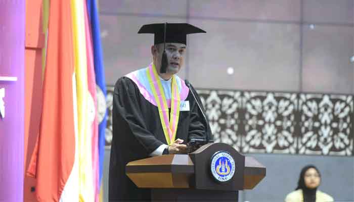 Bupati Sijunjung Benny Dwifa Yuswir Wisuda Gelar Doktor dari FEB UNP 2 Bupati Sijunjung, Dr. Benny Dwifa Yuswir, S.STP., M.Si., sampaikan sambutan dalam wisuda periode ke-145 Program Doktor, Magister, Sarjana, Sarjana Terapan dan Diploma Tahun 2026 dari Fakultas Ekonomi dan Bisnis (FEB) Univesitas Negeri Padang (UNP)